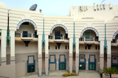 Beverly Hills, Kaliforniya 3 Temmuz 2023: BEVERLY HILLS Şehir Merkezi. Bina mimar Charles Moore tarafından İspanyol Uyanışı, Art Deco ve Post-Modern stillerin karışımı olarak tasarlandı.