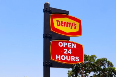Los Angeles, Kaliforniya 5 Temmuz 2023: DENNY 'nin Restoranı. Masa servisi tarzı bir restoran zinciri.