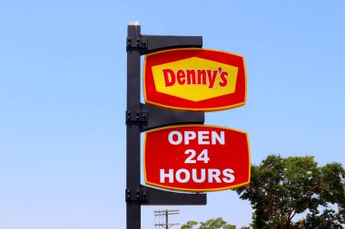 Los Angeles, Kaliforniya 5 Temmuz 2023: DENNY 'nin Restoranı. Masa servisi tarzı bir restoran zinciri.