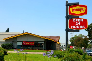 Los Angeles, Kaliforniya 5 Temmuz 2023: DENNY 'nin Restoranı. Masa servisi tarzı bir restoran zinciri.
