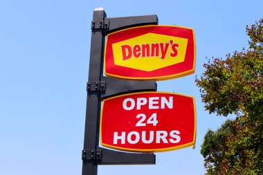 Los Angeles, Kaliforniya 5 Temmuz 2023: DENNY 'nin Restoranı. Masa servisi tarzı bir restoran zinciri.