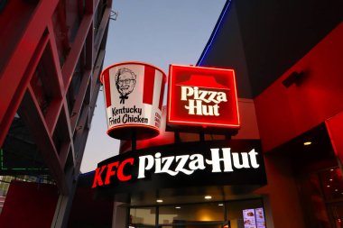Universal City Hollywood, California 6 Temmuz 2023: KFC Kentucky Fried Chicken ve Pizza Hut restoranları Universal Stüdyoları, Hollywood