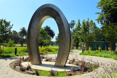 Los Angeles, Kaliforniya 6 Temmuz 2023: The Wall: Las Memorias AIDS Anıtı Lincoln Park, 3600 N Mission Rd. AIDS anıtı mimar David Angelo ve sanatçı Robin Brailsford tarafından tasarlandı.