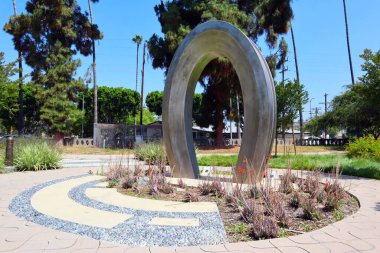 Los Angeles, Kaliforniya 6 Temmuz 2023: The Wall: Las Memorias AIDS Anıtı Lincoln Park, 3600 N Mission Rd. AIDS anıtı mimar David Angelo ve sanatçı Robin Brailsford tarafından tasarlandı.