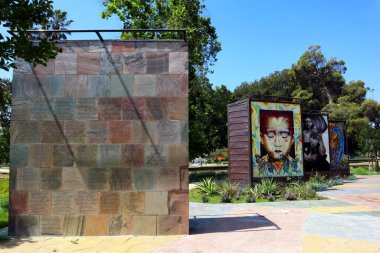 Los Angeles, Kaliforniya 6 Temmuz 2023: The Wall: Las Memorias AIDS Anıtı Lincoln Park, 3600 N Mission Rd. AIDS anıtı mimar David Angelo ve sanatçı Robin Brailsford tarafından tasarlandı.