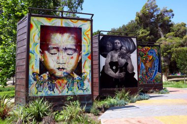 Los Angeles, Kaliforniya 6 Temmuz 2023: The Wall: Las Memorias AIDS Anıtı Lincoln Park, 3600 N Mission Rd. AIDS anıtı mimar David Angelo ve sanatçı Robin Brailsford tarafından tasarlandı.