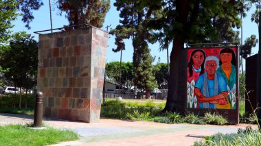 Los Angeles, Kaliforniya 6 Temmuz 2023: The Wall: Las Memorias AIDS Anıtı Lincoln Park, 3600 N Mission Rd. AIDS anıtı mimar David Angelo ve sanatçı Robin Brailsford tarafından tasarlandı.