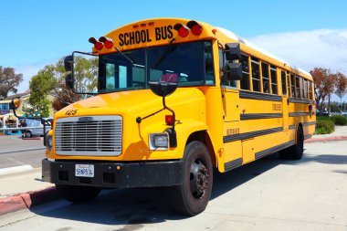 Los Angeles, Kaliforniya 31 Mayıs 2023: Okul otobüsü sokağa park edildi