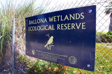 Marina del Rey (Los Angeles), Kaliforniya 31 Mayıs 2023: BalLONA CREEK Wetlands Ekolojik Rezerv tabelası