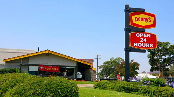 Los Angeles, Kaliforniya 5 Temmuz 2023: DENNY 'nin Restoranı. Masa servisi tarzı bir restoran zinciri.