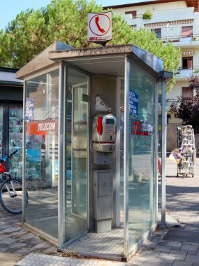 İtalya 7 Eylül 2023: TIM S.P.A. (eski adıyla Telecom Italia S.p.A) tarafından işletilen kamu telefon kulübesi.)
