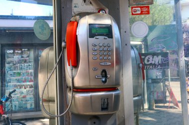 İtalya 7 Eylül 2023: TIM S.P.A. (eski adıyla Telecom Italia S.p.A) tarafından işletilen kamu telefon kulübesi.)