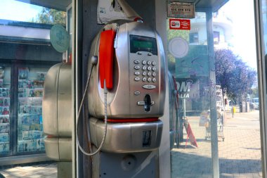 İtalya 7 Eylül 2023: TIM S.P.A. (eski adıyla Telecom Italia S.p.A) tarafından işletilen kamu telefon kulübesi.)