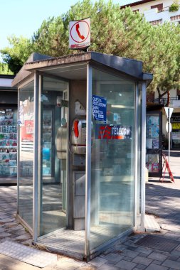 İtalya 7 Eylül 2023: TIM S.P.A. (eski adıyla Telecom Italia S.p.A) tarafından işletilen kamu telefon kulübesi.)