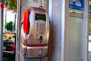 İtalya 7 Eylül 2023: TIM S.P.A. (eski adıyla Telecom Italia S.p.A) tarafından işletilen kamu telefon kulübesi.)