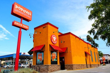 Los Angeles, Kaliforniya 22 Eylül 2023: Popeyes Louisiana Mutfağı, Amerikan çok uluslu kızarmış tavuk fast food restoranları zinciri