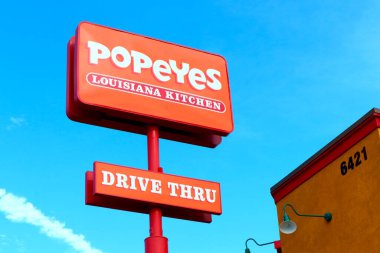 Los Angeles, Kaliforniya 22 Eylül 2023: Popeyes Louisiana Mutfağı, Amerikan çok uluslu kızarmış tavuk fast food restoranları zinciri