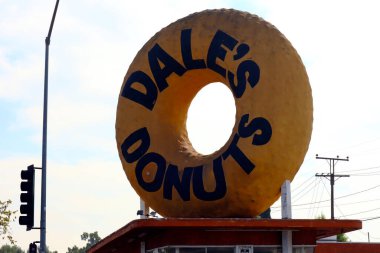 Compton (Los Angeles County), Kaliforniya 27 Eylül 2023: DALE 's Donutları çatıda dev bir donut ile 15904 Atlantic Bulvarı, Compton