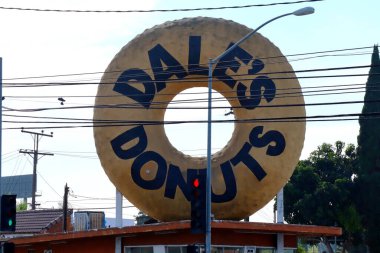 Compton (Los Angeles County), Kaliforniya 27 Eylül 2023: DALE 's Donutları çatıda dev bir donut ile 15904 Atlantic Bulvarı, Compton