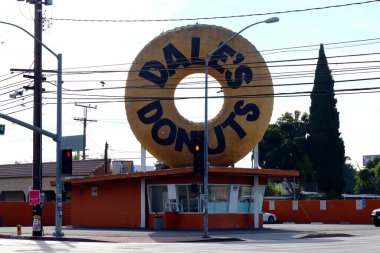 Compton (Los Angeles County), Kaliforniya 27 Eylül 2023: DALE 's Donutları çatıda dev bir donut ile 15904 Atlantic Bulvarı, Compton
