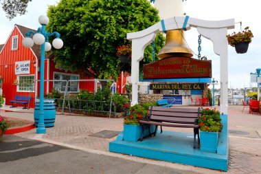 Marina del Rey (Los Angeles County), Kaliforniya 29 Eylül 2023: Marina del Rey Fisherman 's Village, liman kenti alışveriş merkezi, ticari tekne limanı ve Fiji Yolu 13755 numarada turizm merkezi. 