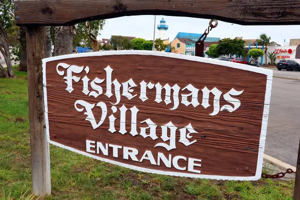 Marina del Rey (Los Angeles County), Kaliforniya 29 Eylül 2023: Marina del Rey Fisherman 's Village, liman kenti alışveriş merkezi, ticari tekne limanı ve Fiji Yolu 13755 numarada turizm merkezi.