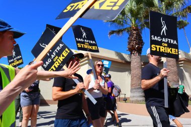 Los Angeles, Kaliforniya, Birleşik Devletler. 5 Ekim, 2023. SAG-AFTRA ve diğer sendika destekçileri Melrose Bulvarı 'ndaki Paramount Pictures' ın önünde grev yapıyor. 