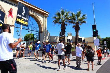 Los Angeles, Kaliforniya, Birleşik Devletler. 5 Ekim, 2023. SAG-AFTRA ve diğer sendika destekçileri Melrose Bulvarı 'ndaki Paramount Pictures' ın önünde grev yapıyor. 