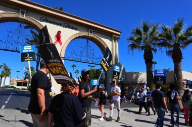 Los Angeles, Kaliforniya, Birleşik Devletler. 5 Ekim, 2023. SAG-AFTRA ve diğer sendika destekçileri Melrose Bulvarı 'ndaki Paramount Pictures' ın önünde grev yapıyor. 