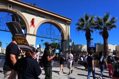 Los Angeles, Kaliforniya, Birleşik Devletler. 5 Ekim, 2023. SAG-AFTRA ve diğer sendika destekçileri Melrose Bulvarı 'ndaki Paramount Pictures' ın önünde grev yapıyor. 