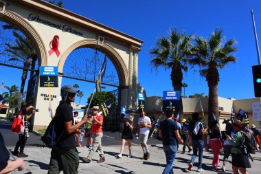 Los Angeles, Kaliforniya, Birleşik Devletler. 5 Ekim, 2023. SAG-AFTRA ve diğer sendika destekçileri Melrose Bulvarı 'ndaki Paramount Pictures' ın önünde grev yapıyor. 