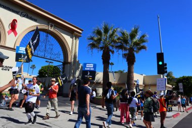 Los Angeles, Kaliforniya, Birleşik Devletler. 5 Ekim, 2023. SAG-AFTRA ve diğer sendika destekçileri Melrose Bulvarı 'ndaki Paramount Pictures' ın önünde grev yapıyor. 
