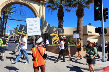 Los Angeles, Kaliforniya, Birleşik Devletler. 5 Ekim, 2023. SAG-AFTRA ve diğer sendika destekçileri Melrose Bulvarı 'ndaki Paramount Pictures' ın önünde grev yapıyor. 
