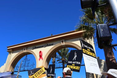 Los Angeles, Kaliforniya, Birleşik Devletler. 5 Ekim, 2023. SAG-AFTRA ve diğer sendika destekçileri Melrose Bulvarı 'ndaki Paramount Pictures' ın önünde grev yapıyor. 