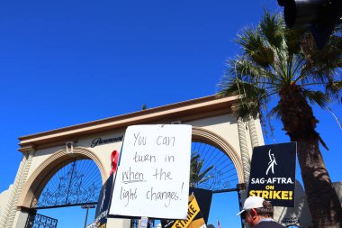 Los Angeles, Kaliforniya, Birleşik Devletler. 5 Ekim, 2023. SAG-AFTRA ve diğer sendika destekçileri Melrose Bulvarı 'ndaki Paramount Pictures' ın önünde grev yapıyor. 