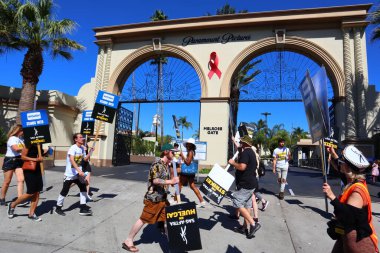 Los Angeles, Kaliforniya, Birleşik Devletler. 5 Ekim, 2023. SAG-AFTRA ve diğer sendika destekçileri Melrose Bulvarı 'ndaki Paramount Pictures' ın önünde grev yapıyor. 