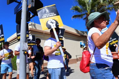Los Angeles, Kaliforniya, Birleşik Devletler. 5 Ekim, 2023. SAG-AFTRA ve diğer sendika destekçileri Melrose Bulvarı 'ndaki Paramount Pictures' ın önünde grev yapıyor. 