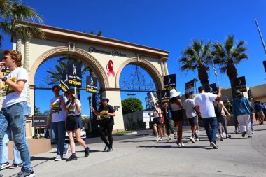 Los Angeles, Kaliforniya, Birleşik Devletler. 5 Ekim, 2023. SAG-AFTRA ve diğer sendika destekçileri Melrose Bulvarı 'ndaki Paramount Pictures' ın önünde grev yapıyor. 