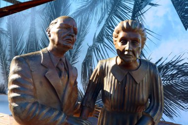 Beverly Hills, Kaliforniya 2 Ekim 2023 Kamu Sanatı Gordon ve Lily Heykeli Victor Salmones. Santa Monica ve Camden Yolu 'nun köşesinde, Beverly Hills.