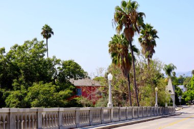 Los Angeles, Kaliforniya: Shakespeare Köprüsü 1926 'da Los Angeles, Kaliforniya' daki Franklin Hills mahallesinde inşa edilmiştir.