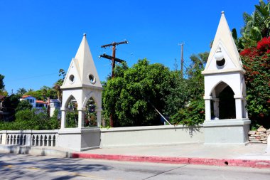 Los Angeles, Kaliforniya: Shakespeare Köprüsü 1926 'da Los Angeles, Kaliforniya' daki Franklin Hills mahallesinde inşa edilmiştir.