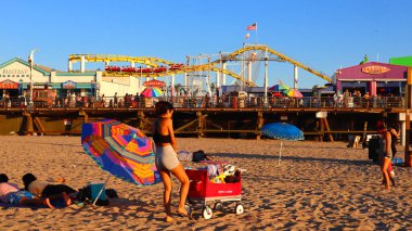 Santa Monica, California, ABD: Santa Monica Pasifik Parkı Sahilden gün batımına doğru manzara