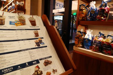 San Francisco, Kaliforniya 21 Ekim 2023 Ghirardelli Çikolata Şirketi Ghirardelli Meydanı. Ghirardelli, Lindt ve Sprungli 'nin sahibi olduğu Amerikalı bir şekerci.