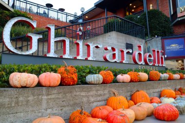 San Francisco, Kaliforniya 21 Ekim 2023 Ghirardelli Çikolata Şirketi Ghirardelli Meydanı. Ghirardelli, Lindt ve Sprungli 'nin sahibi olduğu Amerikalı bir şekerci.