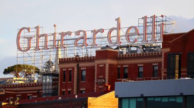 San Francisco, Kaliforniya 21 Ekim 2023 Ghirardelli Çikolata Şirketi Ghirardelli Meydanı. Ghirardelli, Lindt ve Sprungli 'nin sahibi olduğu Amerikalı bir şekerci.