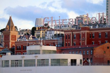 San Francisco, Kaliforniya 21 Ekim 2023 Ghirardelli Çikolata Şirketi Ghirardelli Meydanı. Ghirardelli, Lindt ve Sprungli 'nin sahibi olduğu Amerikalı bir şekerci.