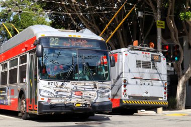 San Francisco, California 20 Ekim 2023: San Francisco şehir merkezindeki SFMTA MUNI San Francisco Belediye Taşımacılık Ajansı Otobüs