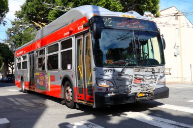San Francisco, California 20 Ekim 2023: San Francisco şehir merkezindeki SFMTA MUNI San Francisco Belediye Taşımacılık Ajansı Otobüs