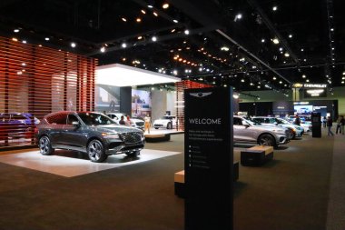 Los Angeles, Kaliforniya 17 Kasım 2023: Los Angeles Kongre Merkezi 'nde 2023 Los Angeles Otomobil Fuarı sırasında hava görüntüsü 