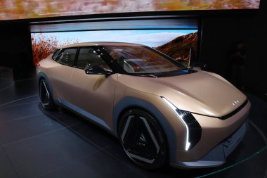 Los Angeles, Kaliforniya 17 Kasım 2023 New Kia EV4 Concept Car 2023 Los Angeles Oto Fuarı. Los Angeles Otomobil Fuarı Kuzey Amerika 'daki en büyük otomobil fuarlarından biridir.
